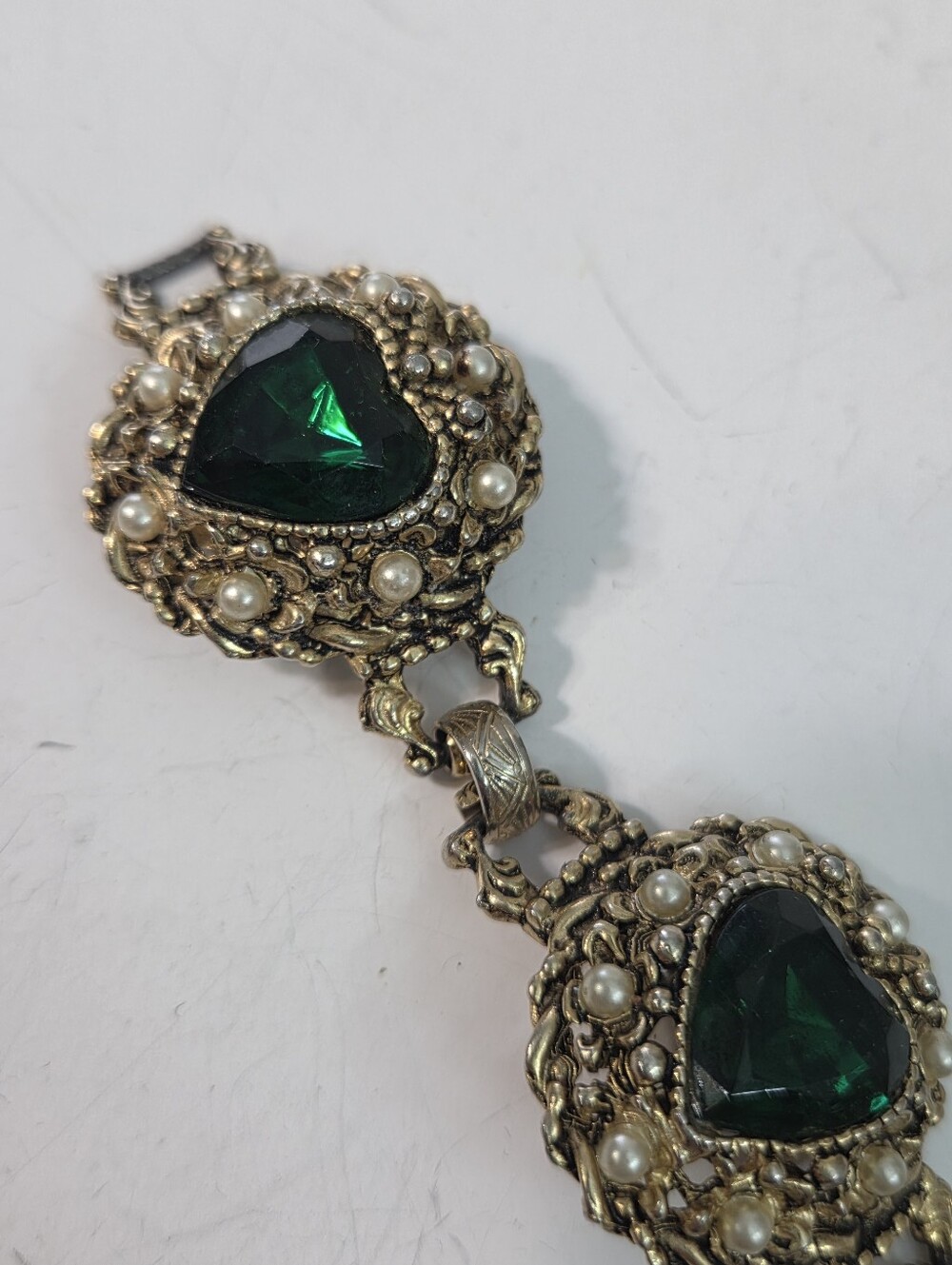 vtg victorian style big green heart rhinestone bracelet gold tone faux pearl